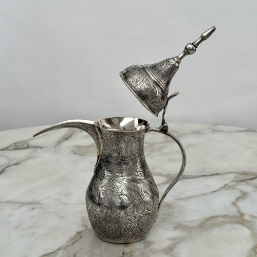Théière en métal argenté finement gravé travail oriental début XXe M4030