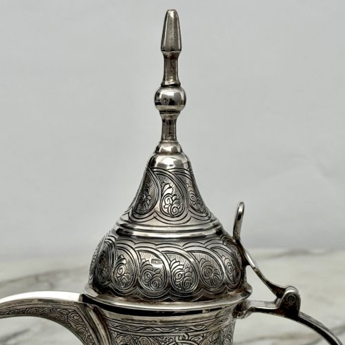 Théière en métal argenté finement gravé travail oriental début XXe M4030