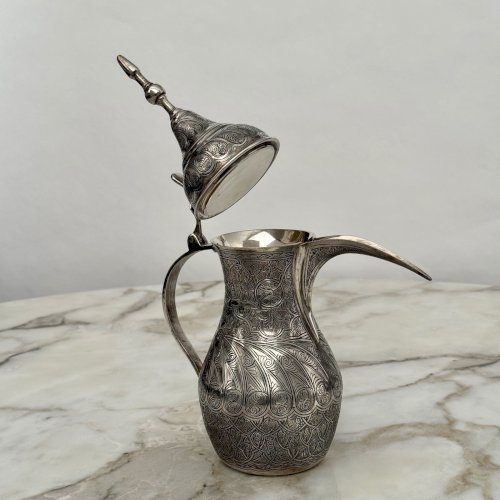 Théière en métal argenté finement gravé travail oriental début XXe M4030