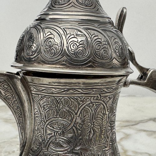 Théière en métal argenté finement gravé travail oriental début XXe M4030