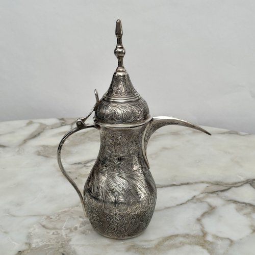 Théière en métal argenté finement gravé travail oriental début XXe M4030