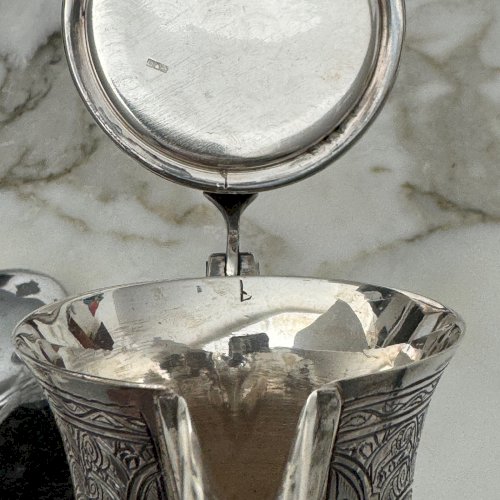 Théière en métal argenté finement gravé travail oriental début XXe M4030