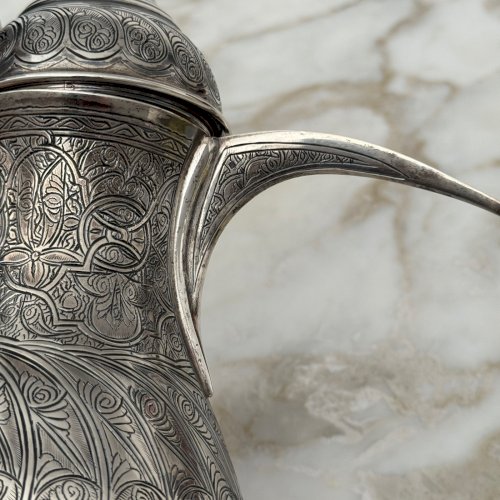 Théière en métal argenté finement gravé travail oriental début XXe M4030