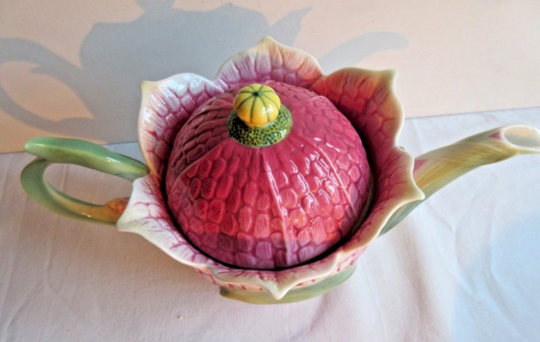 Théière en porcelaine en barbotine, Fleur rose, signée Franz