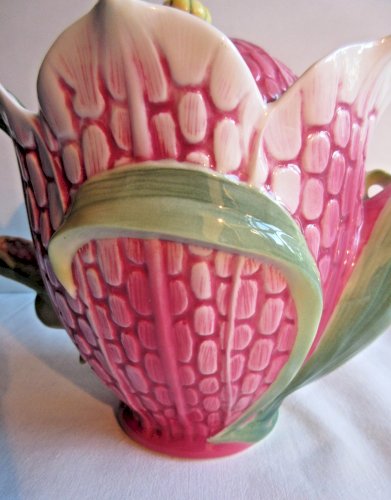 Théière en porcelaine en barbotine, Fleur rose, signée Franz