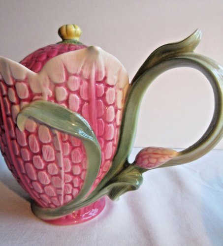Théière en porcelaine en barbotine, Fleur rose, signée Franz
