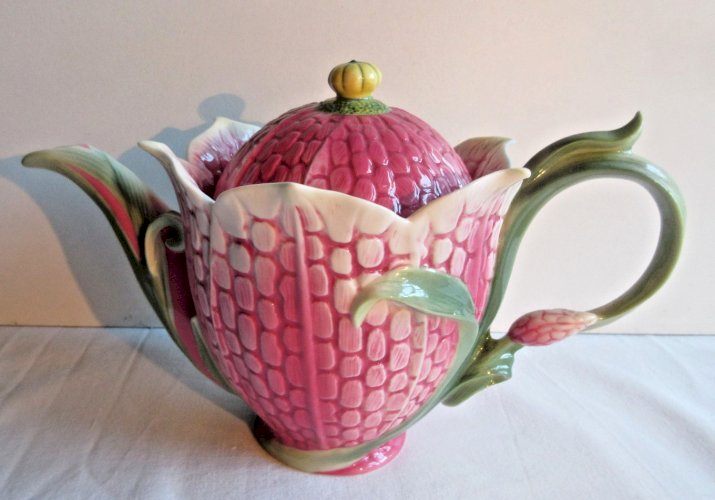 Théière en porcelaine en barbotine, Fleur rose, signée Franz