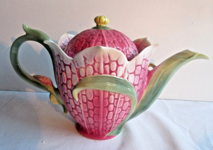 Théière en porcelaine en barbotine, Fleur rose, signée Franz
