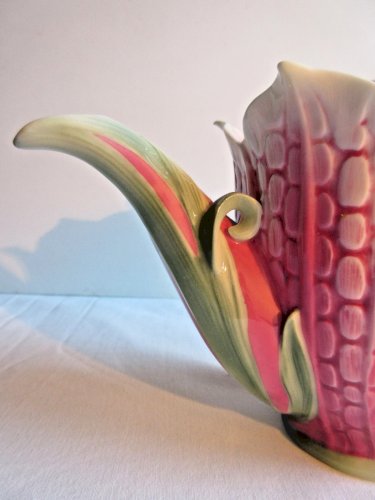 Théière en porcelaine en barbotine, Fleur rose, signée Franz