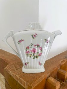 Théière fleurie en porcelaine de Limoges