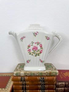Théière fleurie en porcelaine de Limoges