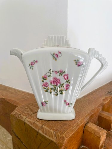 Théière fleurie en porcelaine de Limoges