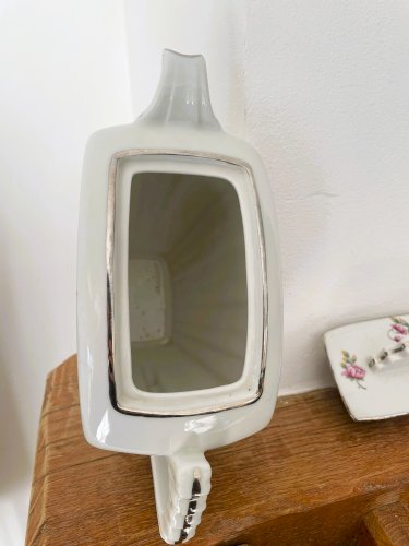 Théière fleurie en porcelaine de Limoges