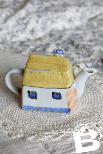 Théière forme de maison vintage détails barbotine