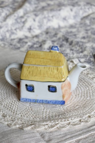 Théière forme de maison vintage détails barbotine