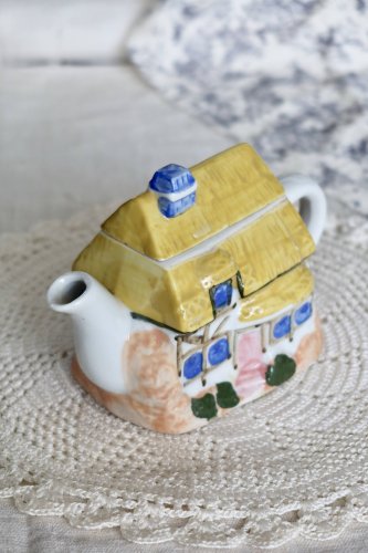 Théière forme de maison vintage détails barbotine