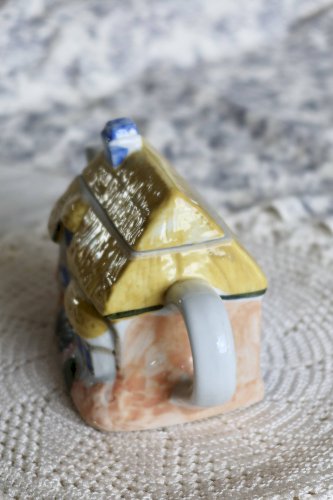 Théière forme de maison vintage détails barbotine