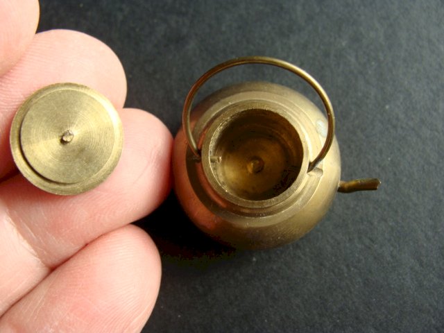 Théière miniature en laiton