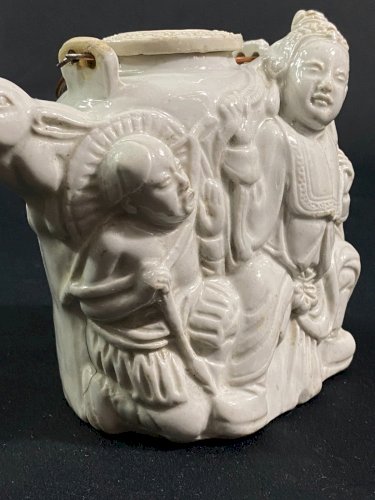 Théière porcelaine blanche Dehua Chine XIXe bec zoomorphe & décor de personnages