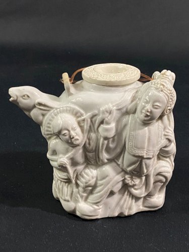 Théière porcelaine blanche Dehua Chine XIXe bec zoomorphe & décor de personnages