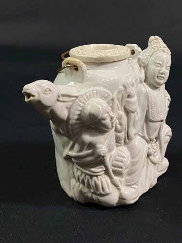 Théière porcelaine blanche Dehua Chine XIXe bec zoomorphe & décor de personnages