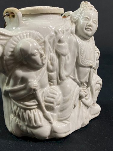 Théière porcelaine blanche Dehua Chine XIXe bec zoomorphe & décor de personnages