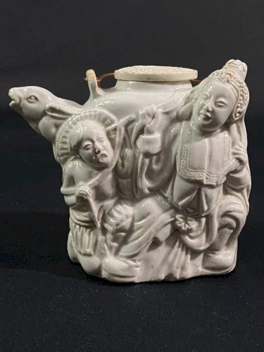 Théière porcelaine blanche Dehua Chine XIXe bec zoomorphe & décor de personnages