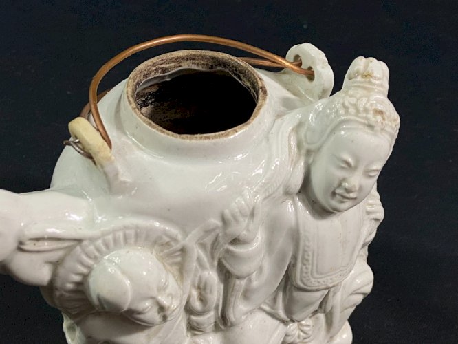 Théière porcelaine blanche Dehua Chine XIXe bec zoomorphe & décor de personnages
