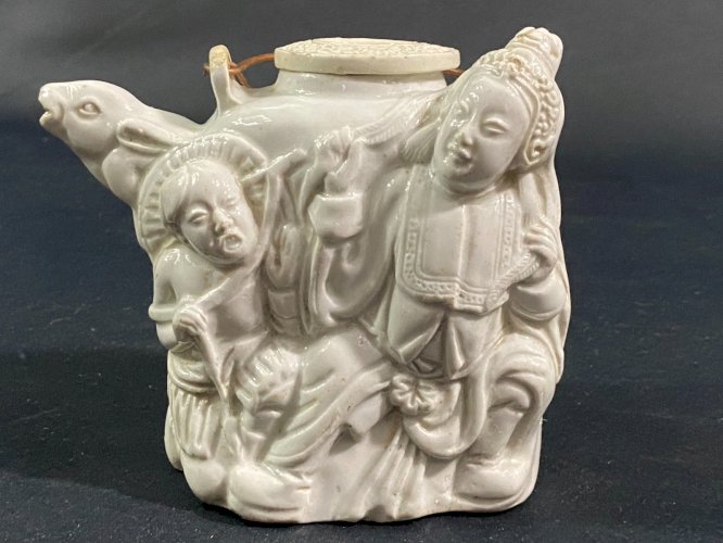 Théière porcelaine blanche Dehua Chine XIXe bec zoomorphe & décor de personnages