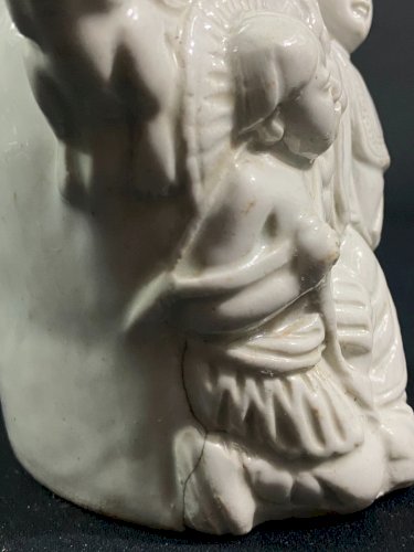 Théière porcelaine blanche Dehua Chine XIXe bec zoomorphe & décor de personnages