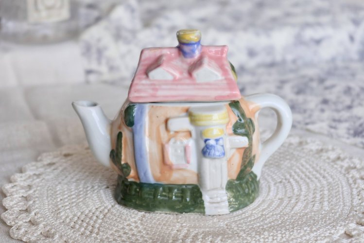 Théière vintage en barbotine en forme de maison - Couleurs pastel