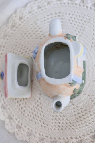 Théière vintage en barbotine en forme de maison - Couleurs pastel