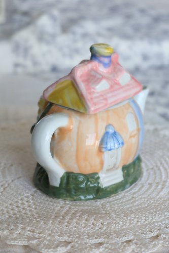 Théière vintage en barbotine en forme de maison - Couleurs pastel