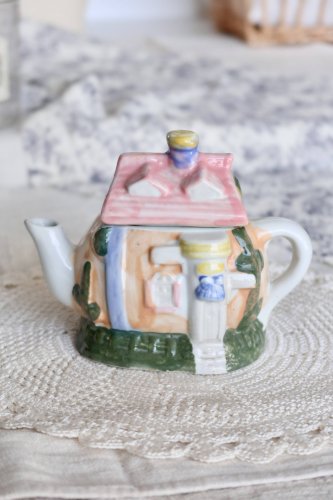 Théière vintage en barbotine en forme de maison - Couleurs pastel