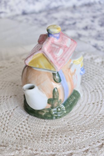 Théière vintage en barbotine en forme de maison - Couleurs pastel