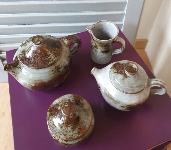 Théières, pot à lait et sucrier en grès