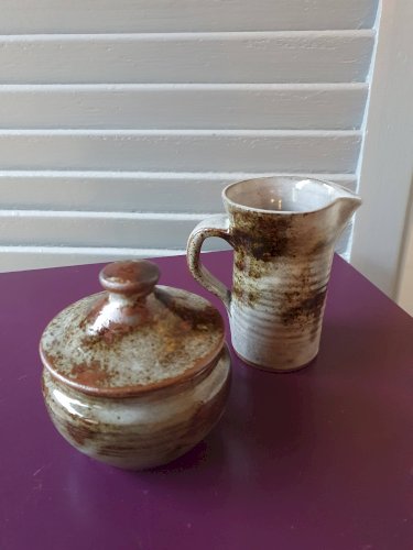 Théières, pot à lait et sucrier en grès