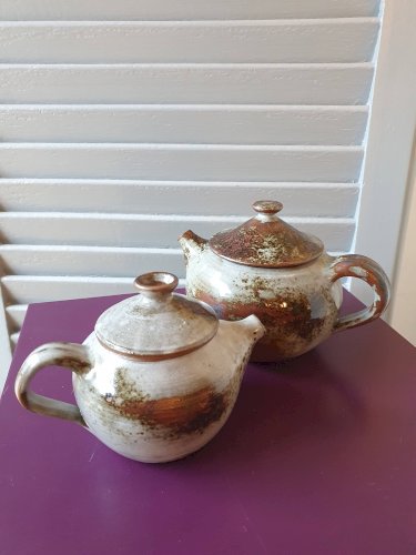 Théières, pot à lait et sucrier en grès