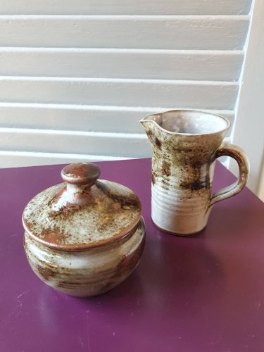 Théières, pot à lait et sucrier en grès