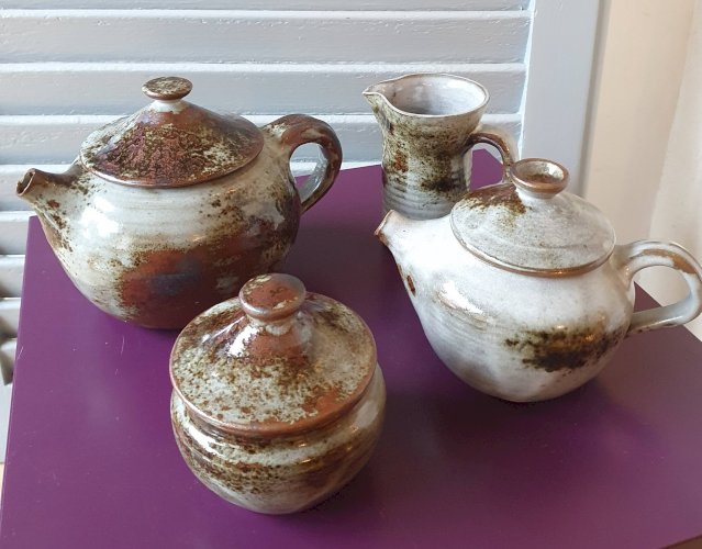 Théières, pot à lait et sucrier en grès