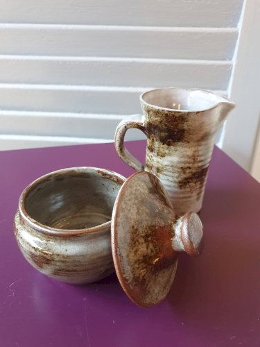 Théières, pot à lait et sucrier en grès