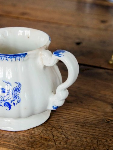 Thomas, le broc en émail bleu et blanc N°2