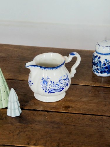 Thomas, le broc en émail bleu et blanc N°2