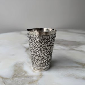 Timbale en argent Sri Lanka richement ouvragé décor d'arabesques M3951