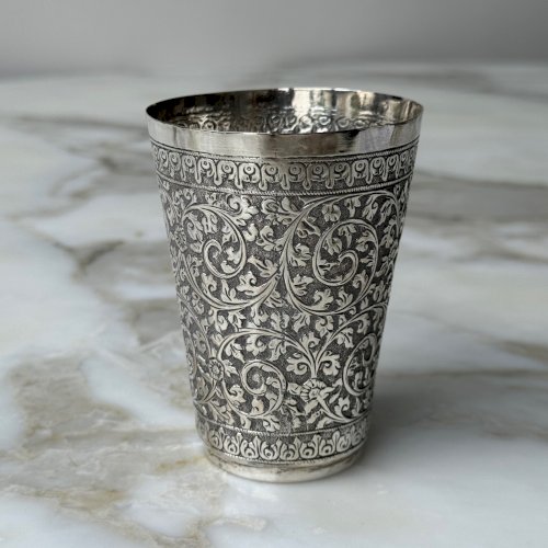 Timbale en argent Sri Lanka richement ouvragé décor d'arabesques M3951