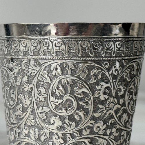 Timbale en argent Sri Lanka richement ouvragé décor d'arabesques M3951