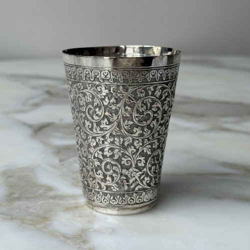 Timbale en argent Sri Lanka richement ouvragé décor d'arabesques M3951