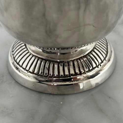 Timbale en argent XVIIIe poinçon fermiers généraux pied godronné M3952