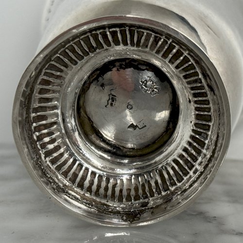 Timbale en argent XVIIIe poinçon fermiers généraux pied godronné M3952