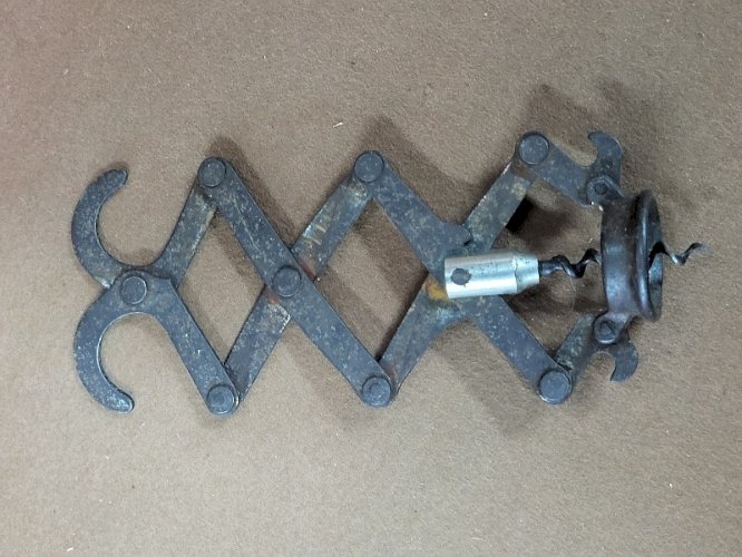 TIRE BOUCHON EN METAL ANCIEN